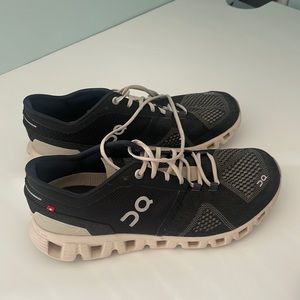 On Cloud Women’s Size 8